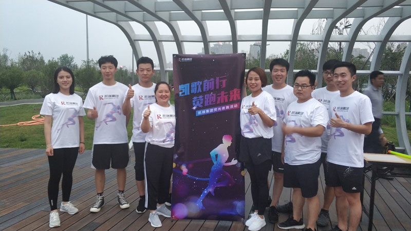 记fun88集团2019年夏日荧光夜跑活动