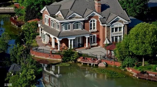 一湖潋天地，，，，，一墅悦人生